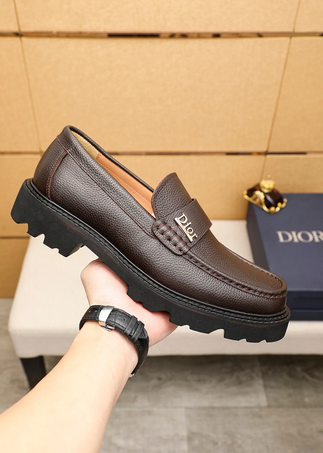 Men's shoes 💰480 💐 Product trademark: Dior "Dior" casual leather shoes Regular size: 39-44 (45🉑️customized) Product materials: Selected Italian imported first-layer pebbled cowhide leather upper + classic hardware buckle, imported water-dyed 🐂 cowhide lining. Strong three-dimensional visual effect, original outsole Color: 3⃣️colors available